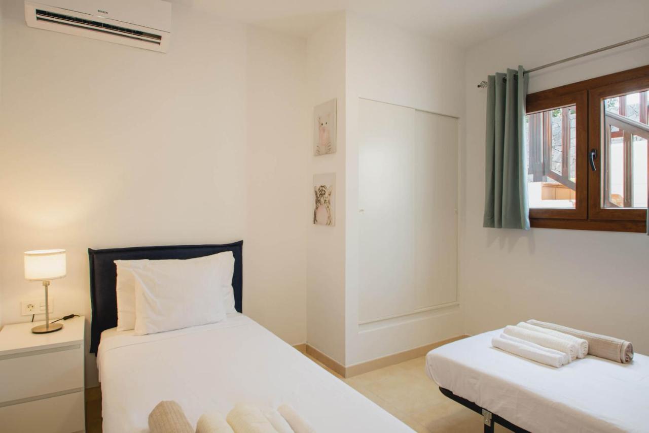 Stylish 6 Bedroom Villa Princesa - Hot Tub - Heated Pool - Near Beach & Waterparks Playa Blanca  Bagian luar foto