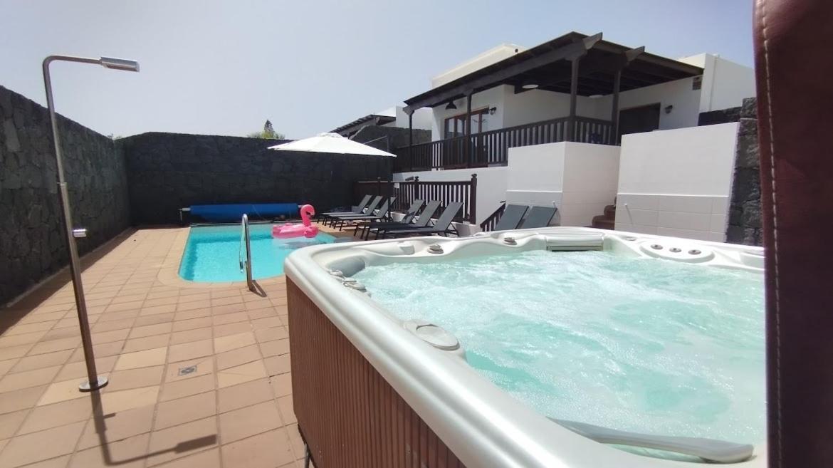 Stylish 6 Bedroom Villa Princesa - Hot Tub - Heated Pool - Near Beach & Waterparks Playa Blanca  Bagian luar foto